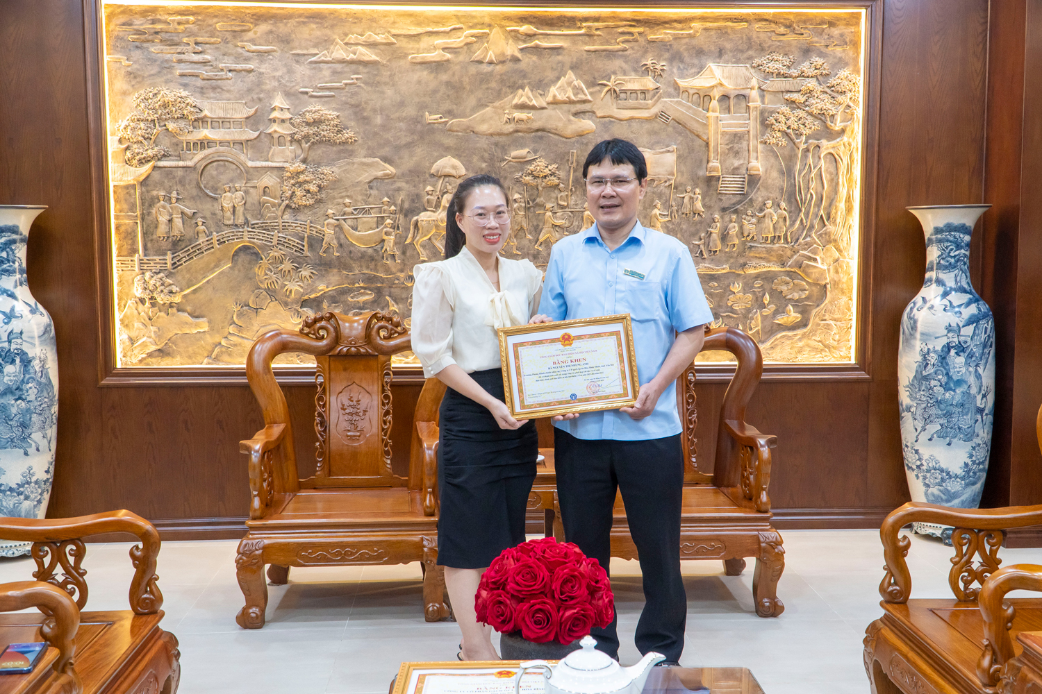 Bà Nguyễn Thị Nhung Anh - Trưởng phòng Hành chính Nhân sự Công ty vinh dự đón nhận Bằng khen đơn vị có thành tích xuất sắc trong công tác phối hợp chỉ đạo và tổ chức thực hiện chính sách Bảo hiểm xã hội (BHXH), Bảo hiểm y tế (BHYT) từ năm 2021 đến năm 2022.